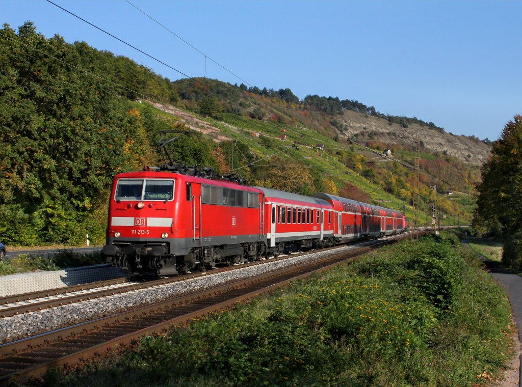 Die 111 213 mit einem RE nach Frankfurt a. Main am 11.10.2012 unterwegs bei Gambach.