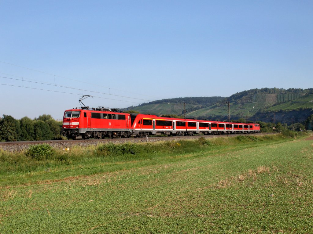 Die 111 215 mit einem RE nach W�rzburg am 20.08.2011 unterwegs bei Himmelstadt. 