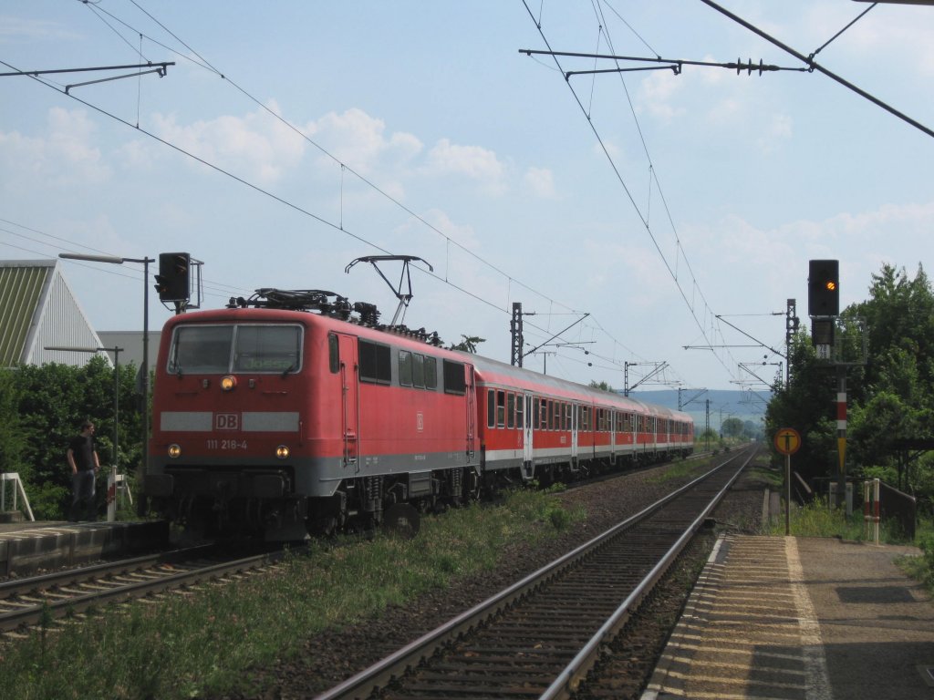 Die 111 218-4 fuhr am 25.6.10 mit RB 34884 nach Jossa in den Bahnhof Himmelstadt ein.