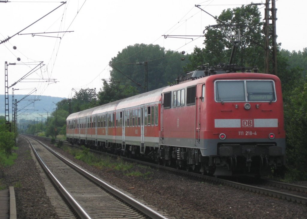 Die 111 218-4 verlie am 25.6.10 mit RB 34779 nach Schweinfurt den Bahnhof Himmelstadt in Richtung Wrzburg.