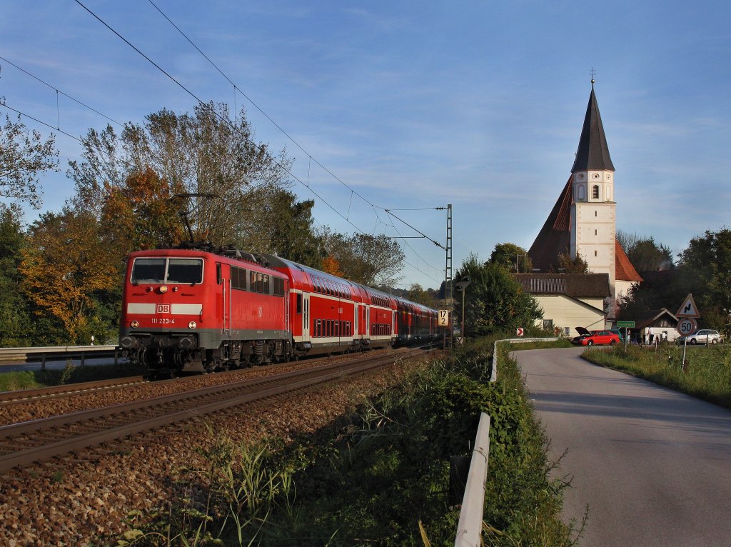 Die 111 223 am 08.10.2010 mit einem RE nach M�nchen unterwegs bei Hausbach. 