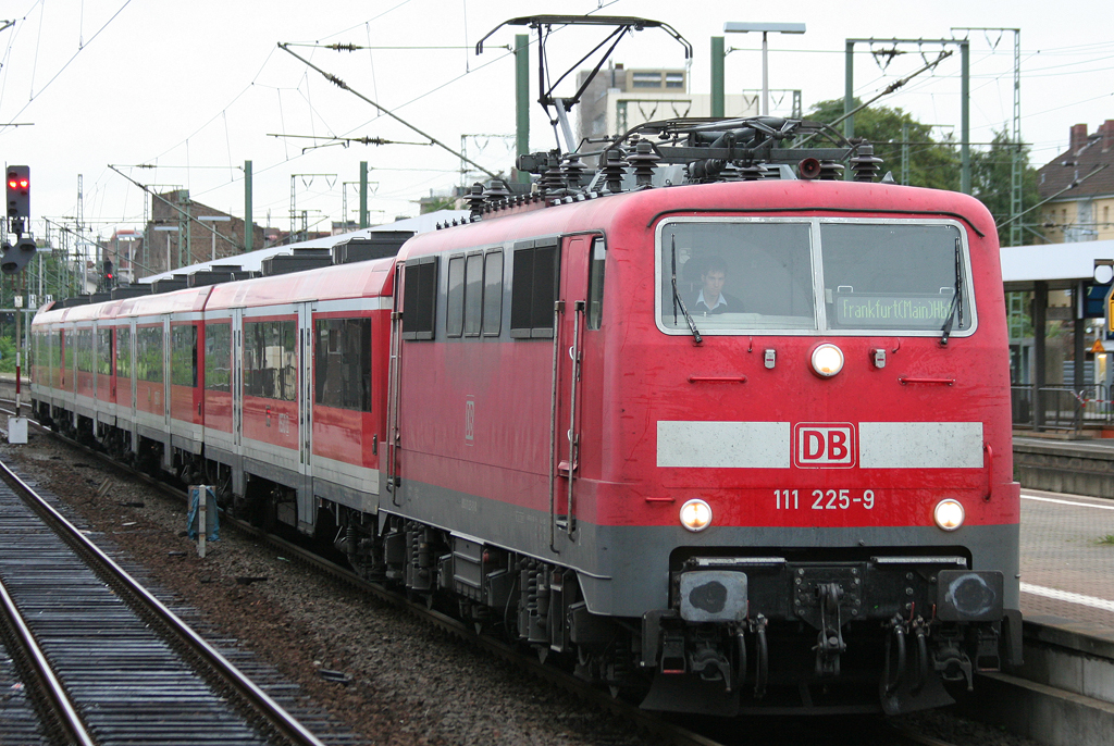 Die 111 225-9 zieht einen RE mit Puma Wagen nach Frankfurt a.M. hbf durch Frankfurt a.M. Sd am 16.08.2010