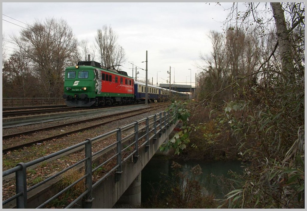 Die 1110 524 bespannte den Sonderzug zum Retzer Advent von Wien Sd nach Korneuburg. Wien/Strebersdorf, 04.12.11