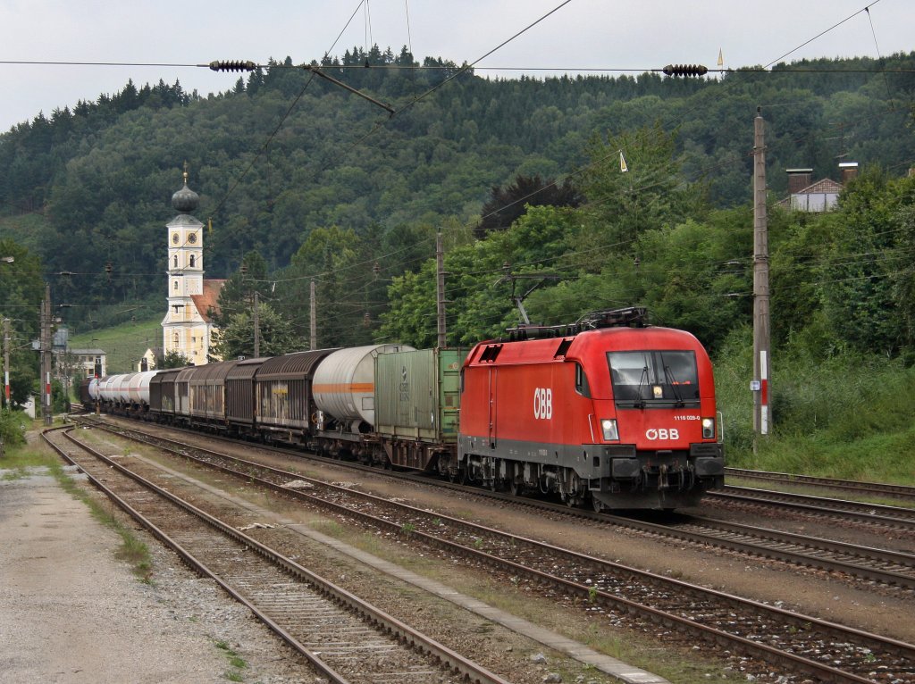 Die 1116 028 am 13.08.2010 mit einem Gterzug bei der Durchfahrt in Wernstein. 