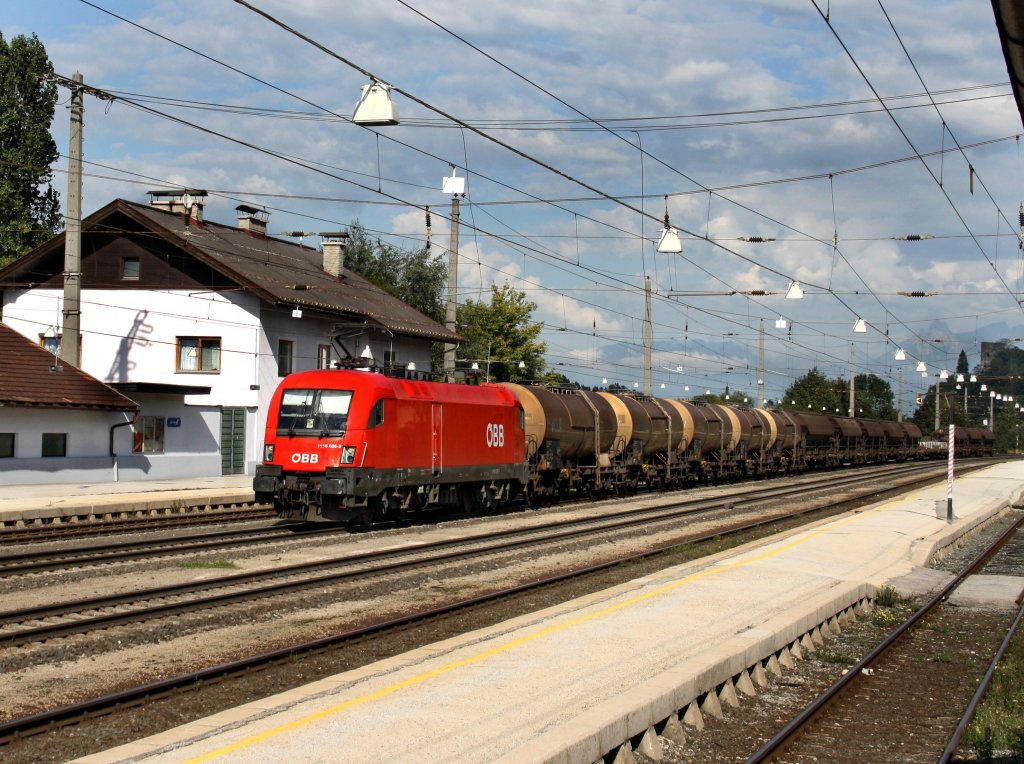 Die 1116 036 am 19.09.2009 mit einem Gterzug bei der Durchfahrt in Brixlegg.