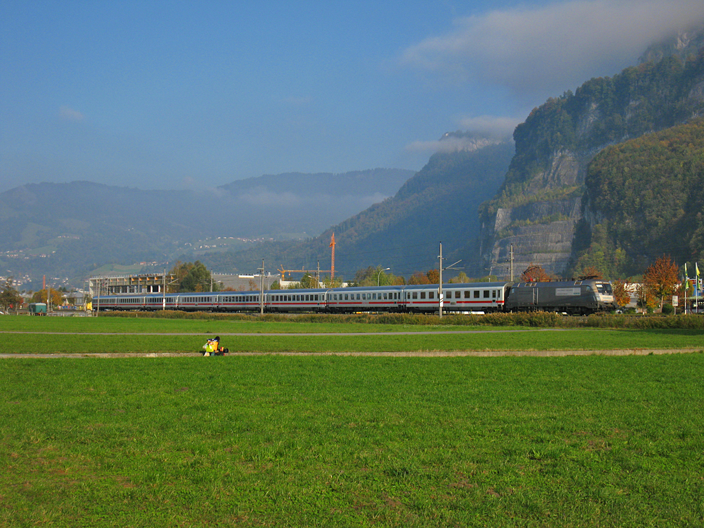 Die 1116 038  Siemens  hatte heute die Aufgabe den IC 119 von Lindau nach Innsbruck zu befrdern. Hier befand sie sich kurz vor dem nchsten Halt Hohenems. ( 17.10.11 )