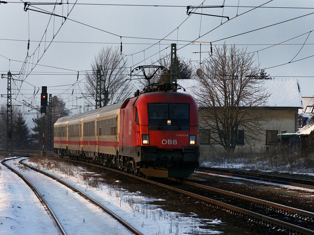 Die 1116 073 am 16.01.2010 mit dem EC Knigsee bei der Durchfahrt in Ostermnchen. 