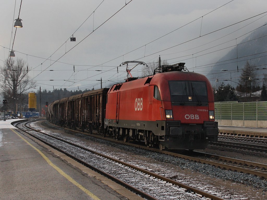 Die 1116 076 am 19.12.2009  mit einem G�terzug bei der Durchfahrt in Brixlegg. 