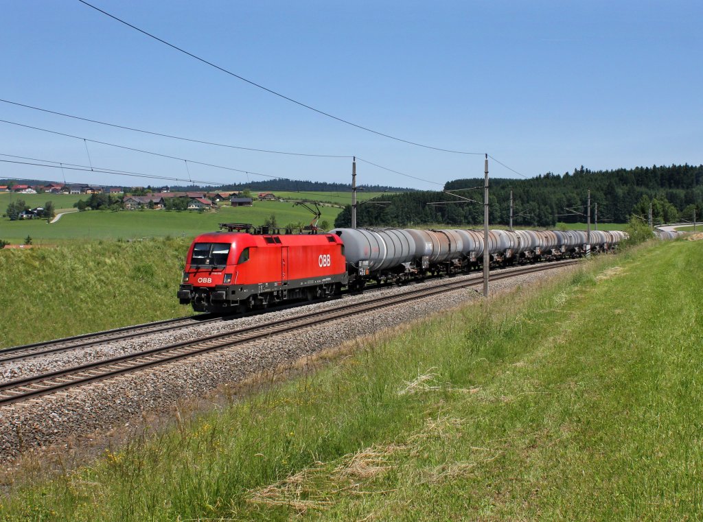 Die 1116 076 mit einem Kesselzug am 16.06.2012 unterwegs bei Pndorf.