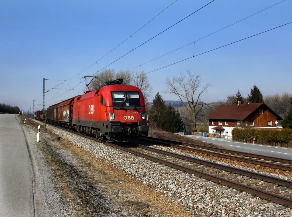 Die 1116 081 mit einem Gterzug am 24.02.2011 unterwegs bei Vilshofen.