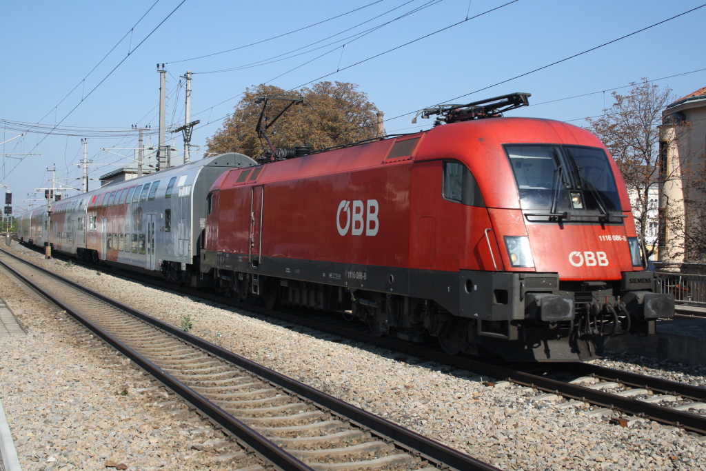 Die 1116 086-8 mit dem Rex aus Wien Meidling Richtung Wiener Neustadt in Wien Atzgersdorf am 26.09.2011