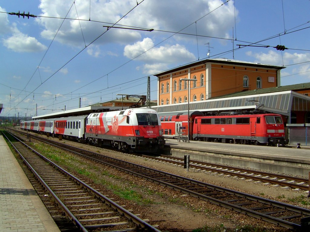 Die 1116 087 mit einem REX nach Linz und die 111 210 mit einem RE nach Mnchen am 03.05.2008 im Passauer Hbf.