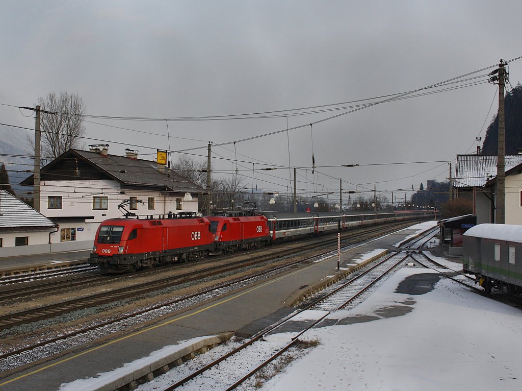 Die 1116 095 und die 1116 029 am 19.12.2009 mit dem EC Transalpin bei der Durchfahrt in Brixlegg.