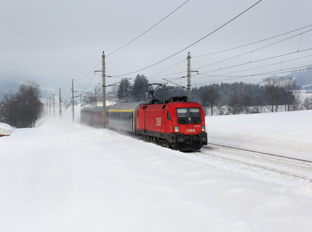 Die 1116 095 mit einem Turnuszug am 11.02.2012 unterwegs bei Fieberbrunn.