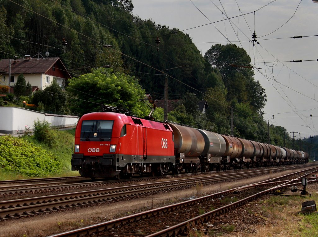 Die 1116 103 am26.08.2009 mit einem Gterzug bei der Durchfahrt in Wernstein.