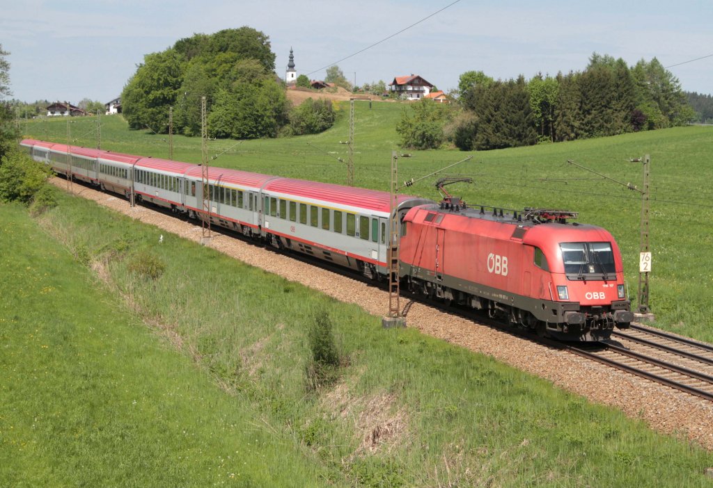 Die 1116 107 mit Korridorzug von Kufstein nach Salzburg bei Stra am 09.05.2013