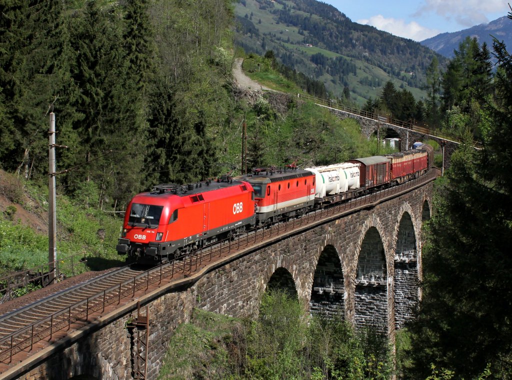 Die 1116 114 und die 1144 062 mit einem Gterzug am 04.05.2013 unterwegs auf dem Hundsdorfer Viadukt bei Bad Hofgastein.