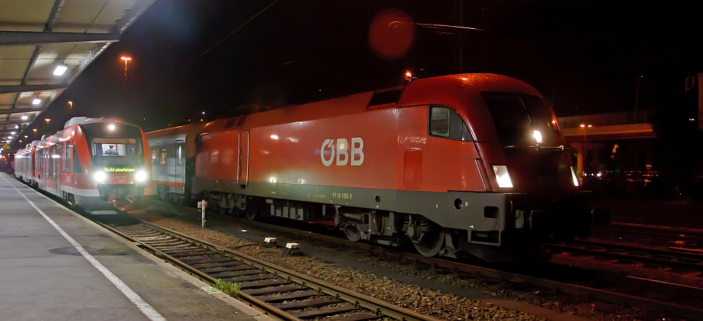 
Die 1116 115-1 mit EC 113 und einer 1116 er als Schublok, machen sich an Abstellgleis bereit, hier am 30.09.2011 - 6:10 Uhr im Hbf Siegen. Der EC 113 fährt um 6:18 von Siegen über Frankfurt, München nach Klagenfurt, er hat einen Kurswagen bis Zargreb. Ab dem neuen Fahrplanwechsel gibt es leider keinen EC mehr von Siegen.
Die Aufnahme wurde aus der Hand gemacht.