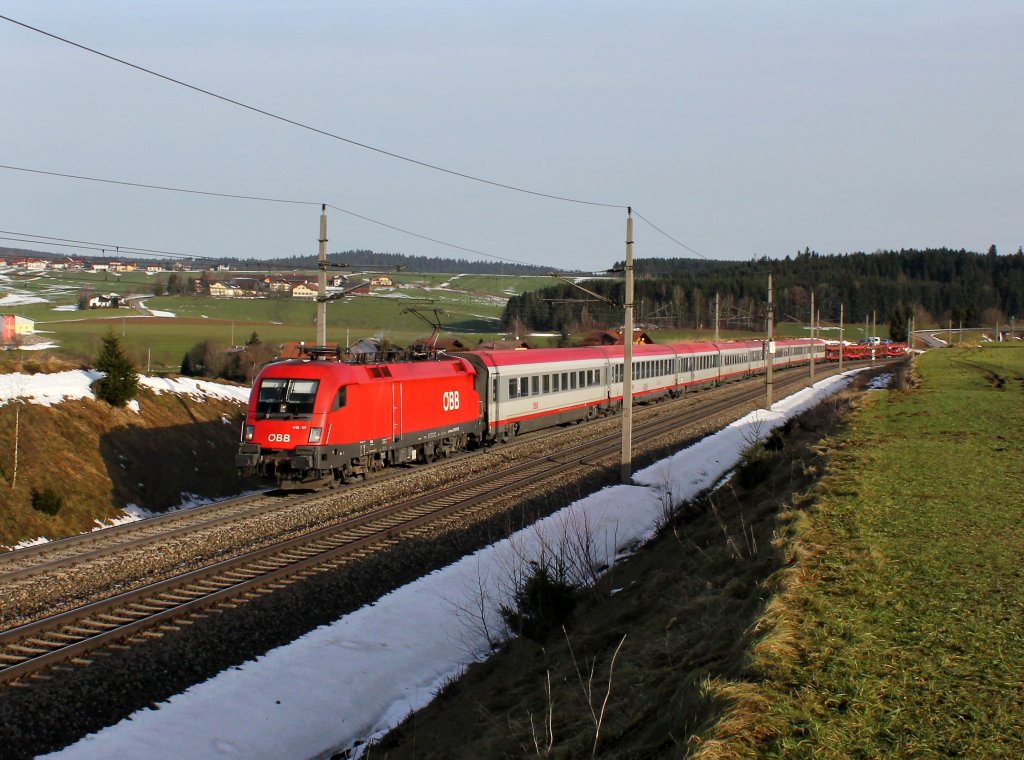 Die 1116 117 mit einem OIC am 24.12.2012 unterwegs bei Pndorf.