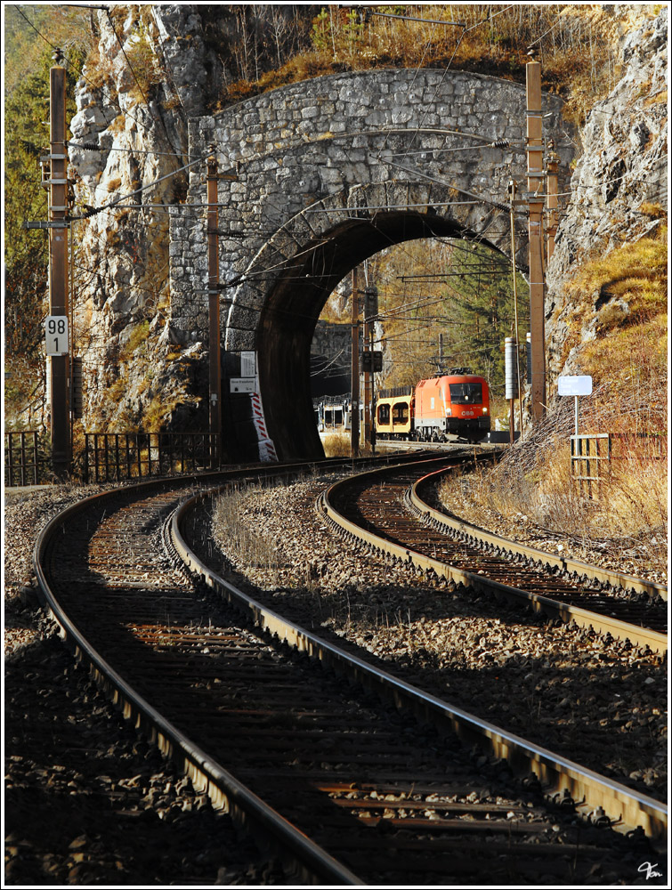Die 1116 118 wird in krze, mit einem Autoleerzug, den 14m kurzen Krausel Tunnel durchfahren.
Breitenstein 2.12.2011
