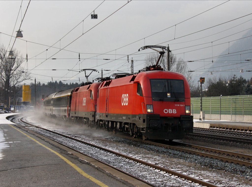 Die 1116 124 und einem Weitere mit dem EC Transalpin am 19.12.2009 bei der Durchfahrt in Brixlegg.