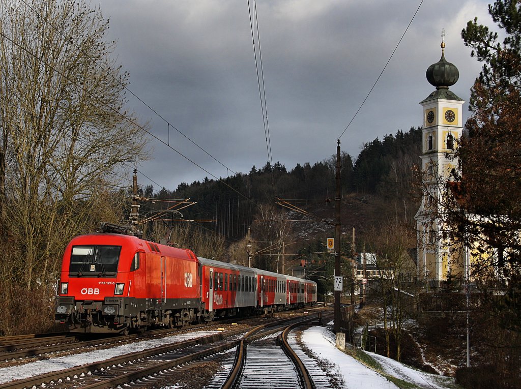 Die 1116 127 mit einem REX am 28.12.2009 bei der Einfahrt in Wernstein. 