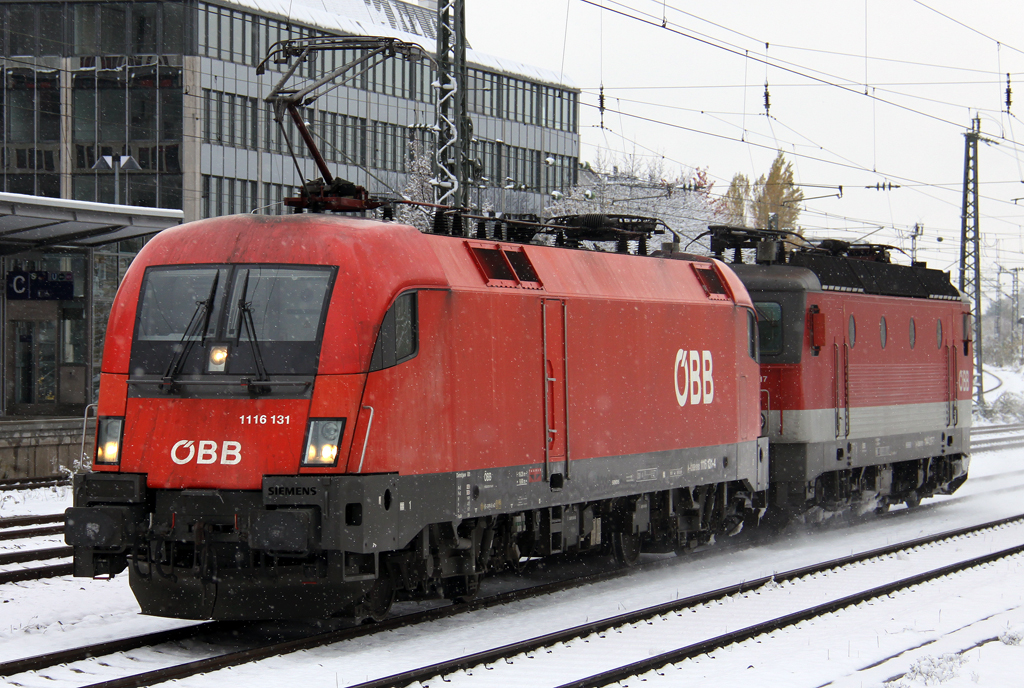Die 1116 131 und 1144 217 fahren Lokzug durch Mnchen Heimeranplatz am 28.10.2012