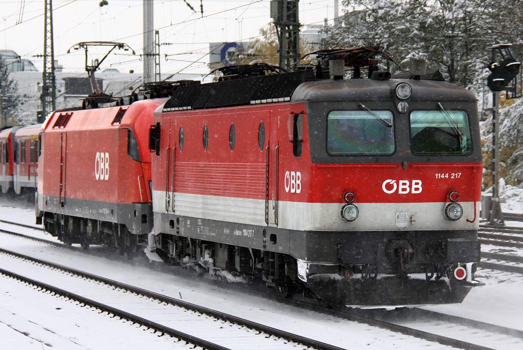 Die 1116 131 und 1144 217 fahren Lokzug durch M�nchen Heimeranplatz am 28.10.2012