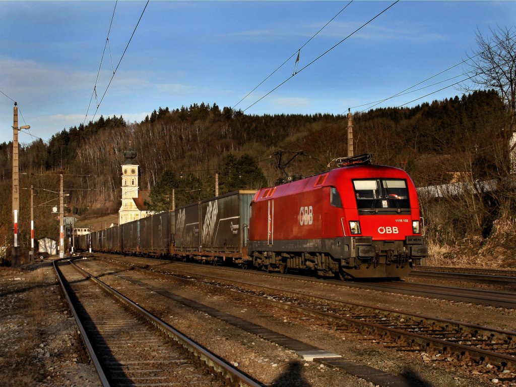 Die 1116 132 am 03.01.2012 mit einem Containerzug bei der Durchfahrt in Wernstein.