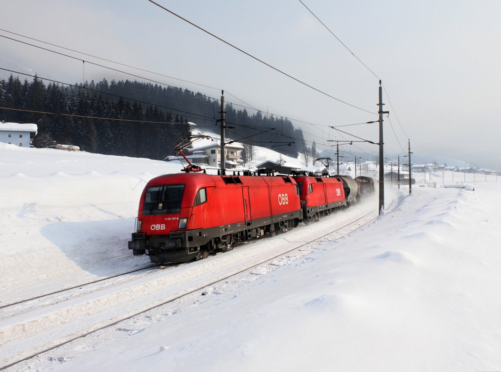 Die 1116 137 und die 1116 162 mit einem Gterzug am 11.02.2012 unterwegs bei Fieberbrunn.