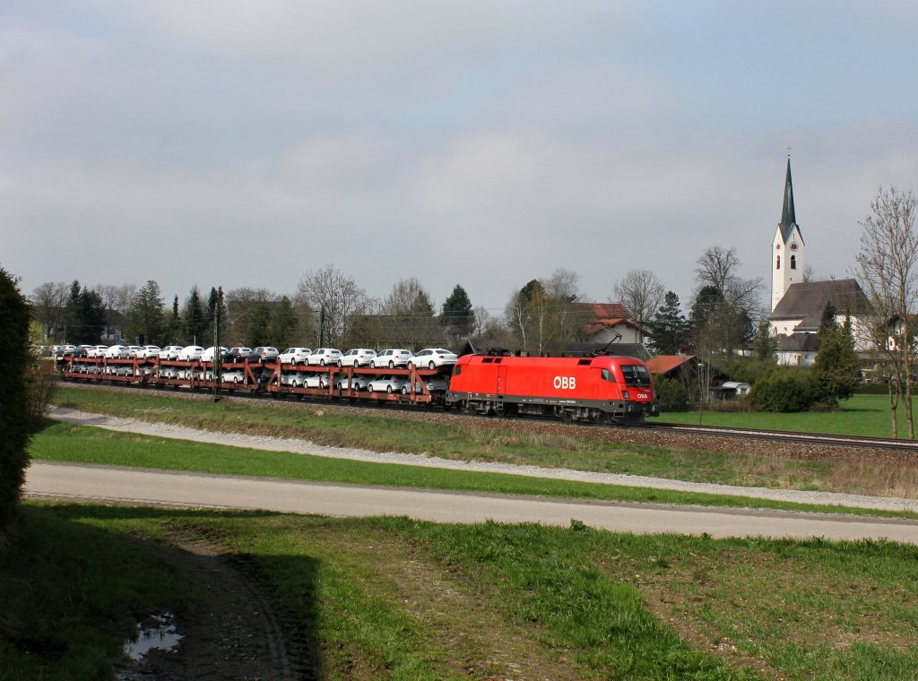 Die 1116 140 mit einem Autozug am 21.04.2013 unterwegs bei Stephanskirchen.