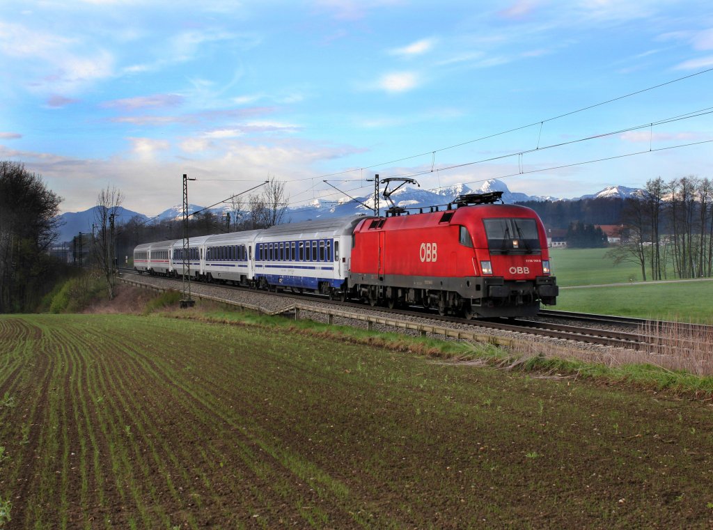 Die 1116 144 mit einem Verspteten Nachtzug aus Kroatien nach Mnchen am 19.04.2012 unterwegs bei Hilperting.