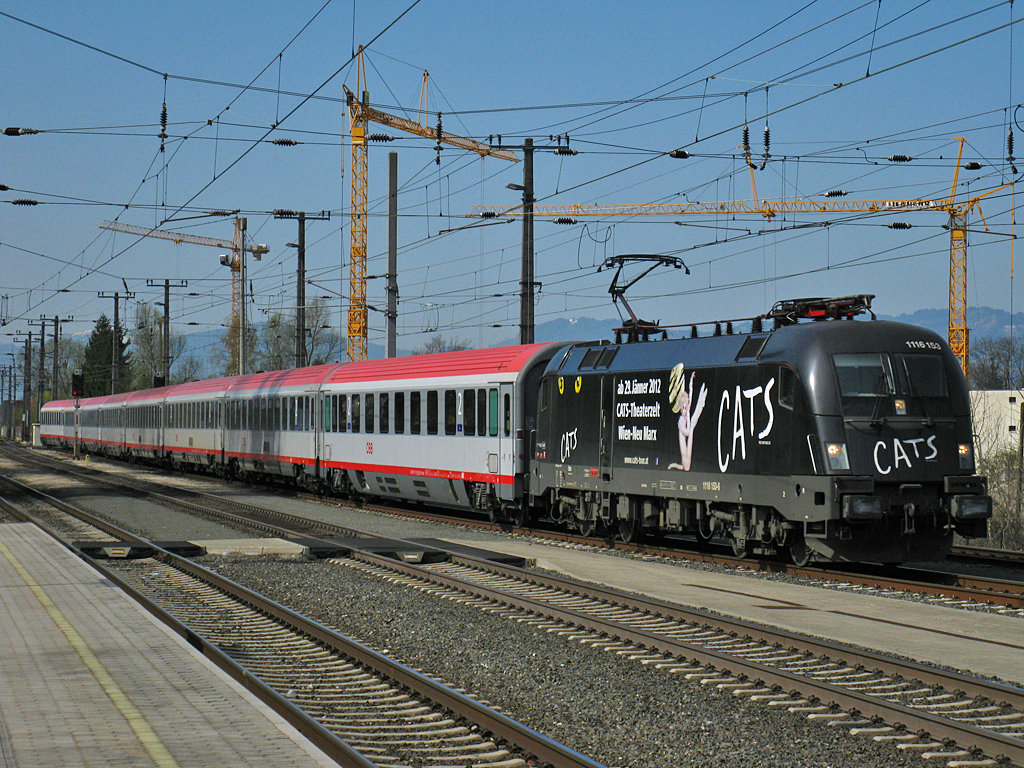 Die 1116 153  Cats  hatte heute die Aufgabe den IC 118 von Salzburg Hauptbahnhof nach Lindau Hauptbahnhof zu ziehen. Spter wird die Lok den Gegenzug wieder zurck nach Innbruck befrdern. Hier abgelichtet bei der Einfahrt in den Dornbirner Hauptbahnhof. ( 2.4.12 )