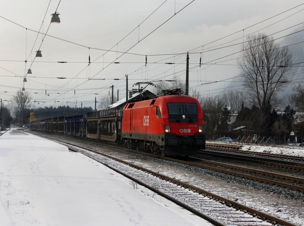 Die 1116 159 mit einem leeren Autozug am 19.12.2009 bei der Durchfahrt in Brixlegg.