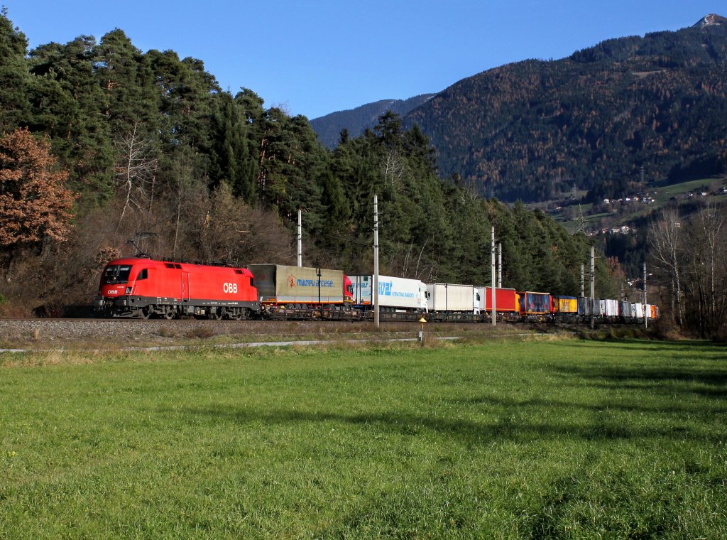 Die 1116 187 mit einer RoLa am 17.11.2012 unterwegs bei Terfens.