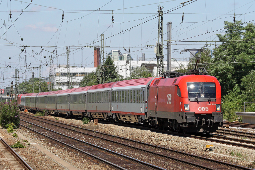 Die 1116 189-0 mit EC 113 in Mnchen Heimeranplatz am 31,07,10