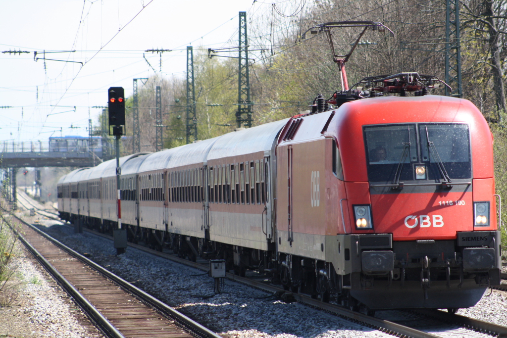 Die 1116 190 mit dem CNL 484 der Umleitung fahren musste weil die Tauernbahn gesperrt war und deswegen erst um 13:39 durch Mnchen Trudering kam. Am 26.04.2012