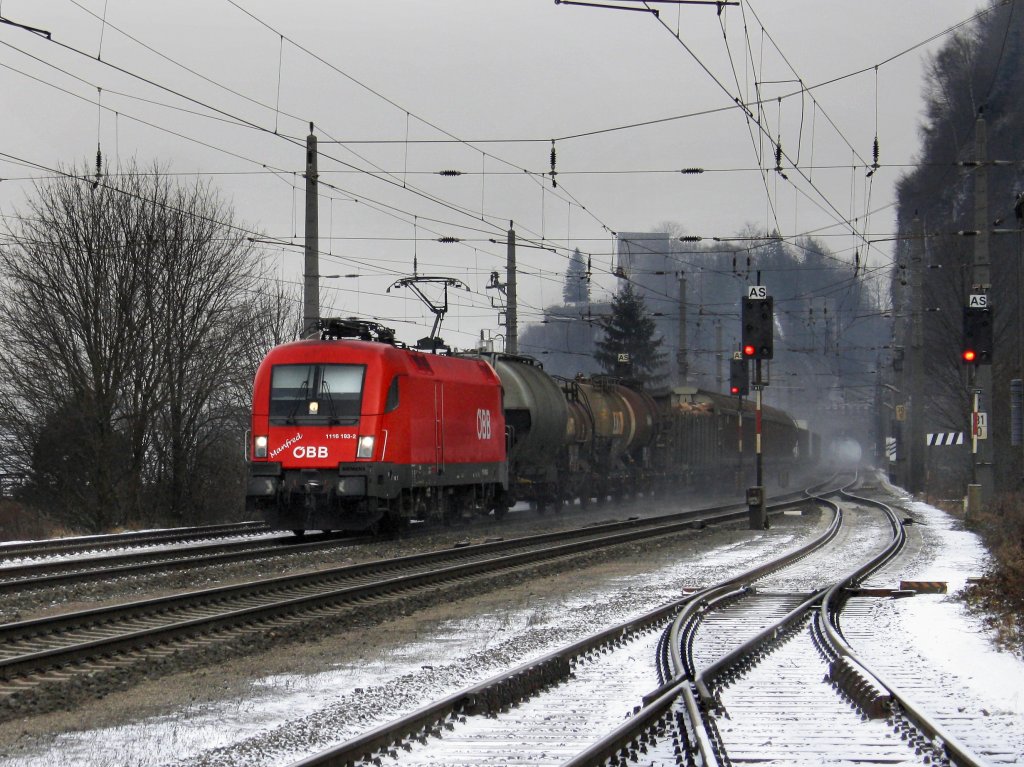 Die 1116 193 am 19.12.2009 mit einem Gterzug unterwegs bei Brixlegg.