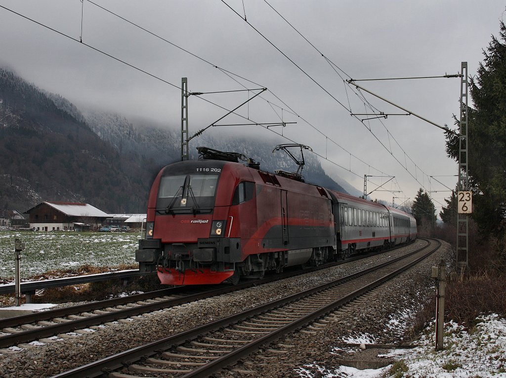 Die 1116 202 am 05.12.2009 mit einem EC unterwegs bei Niederaudorf. 