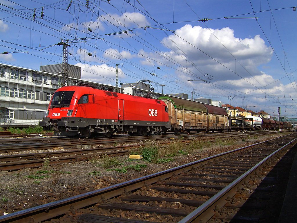 Die 1116 212 am 26.08.2008 mit einem G�terzug bei der Durchfahrt im Regensburger Hbf. 

