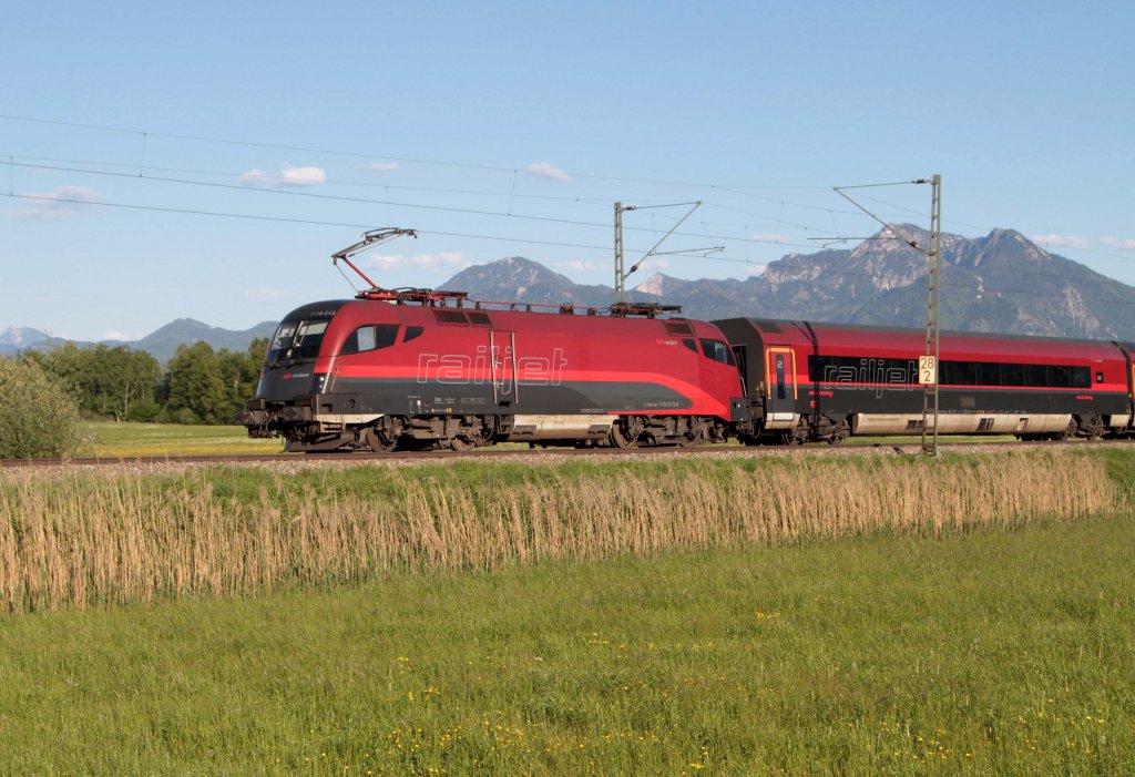 Die 1116 213 mit Railjet als Korridorzug von Salzburg nach Kufstein bei Bernau a. Chiemsee am 15.05.2013