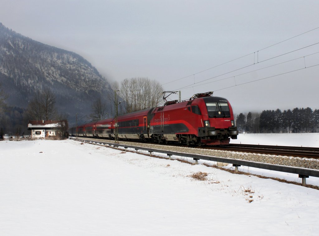 Die 1116 220 mit einem RJ am 04.02.2012 unterwegs bei Niederaudorf.