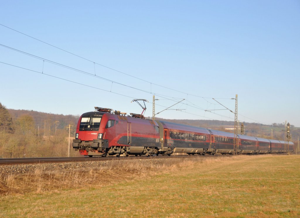 Die 1116 223 ist mit dem Railjet 1963 auf dem Weg von Frankfurt/Main nach Budapest.
Ich konnte diesen schnen Zug bei herrlichem Sonnenschein auf der Schwbischen Alb aufnehmen bei Lonsee,am 17.3.2012