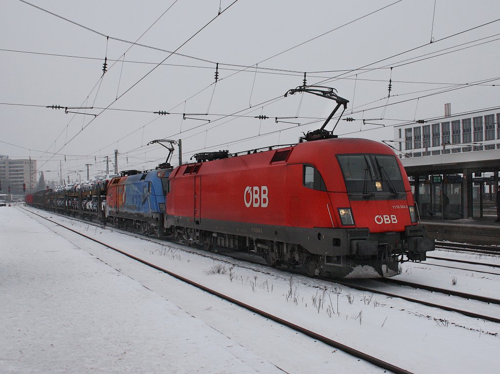 Die 1116 243 mit der 1116 250 (Feuerwehr) am 14.02.2010 mit einem