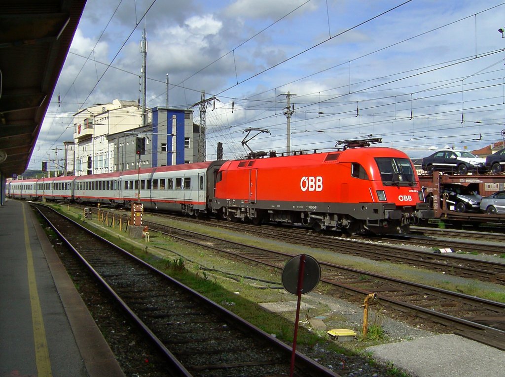 Die 1116 245 am 01.05.2008 mit einem OEC bei der Einfahrt in den Salzburger Hbf. 