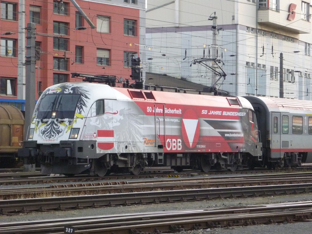 Die 1116 246-8 Bundesheer auf den Weg nach Wien Westbahnhof. Fotografiert bei der Ausfahrt aus dem Salzburger HBF am 27.12.2009.