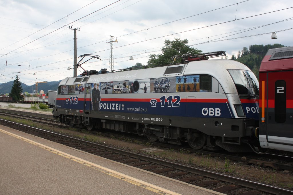 Die 1116 250-2 im Polizei-Look schiebt den Railjet 655  am 09.07.2012 in Richtung Graz Hauptbahnhof. Dieses Bild entstand beim Aufenthalt in Kapfenberg.