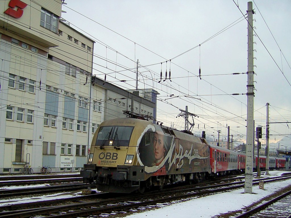 Die 1116 250 am 05.01.2008 mit dem REX nach Hallein bei der Ausfahrt aus Salzburg Hbf. (Bild hab ich neu berarbeitet)

