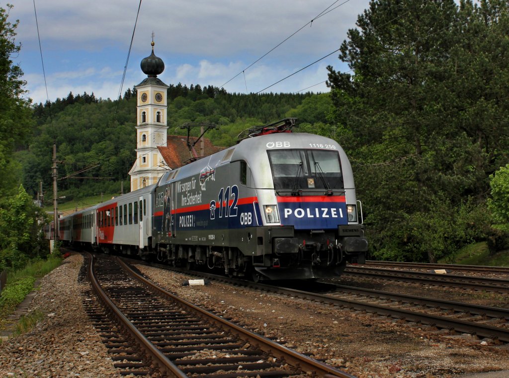 Die 1116 250 mit einem REX nach Linz am 18.05.2012 bei der Einfahrt in Wernstein.