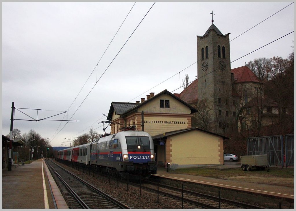 Die 1116 250 mit Waldviertel-Express 2108 bei der Durchfahrt in Greifenstein-Altenberg. 15.12.11